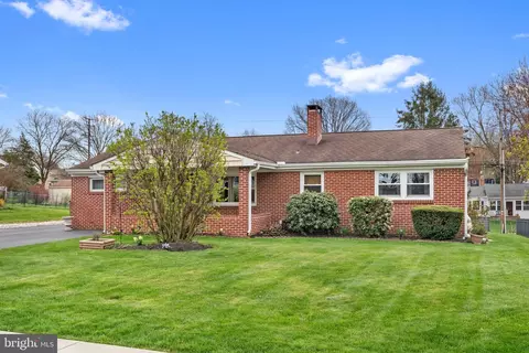 19 Kim Acres Dr, Mechanicsburg, PA 17055