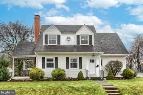 25 W Maplewood Ave, Mechanicsburg, PA 17055