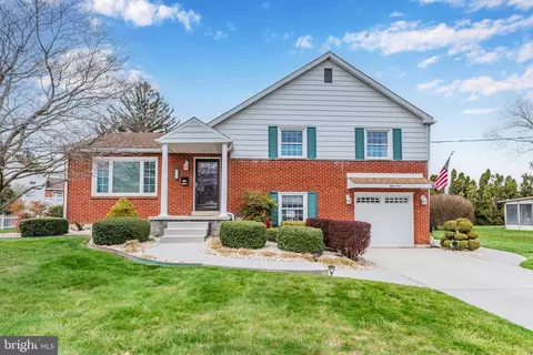 53 Scarsdale Dr, Camp Hill, PA 17011