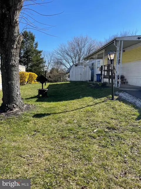 28 Walnut Ln, Carlisle, PA 17015