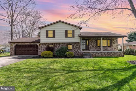 4 Strawberry Ln, Carlisle, PA 17013