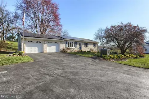 428 Fairway Dr, Mechanicsburg, PA 17055
