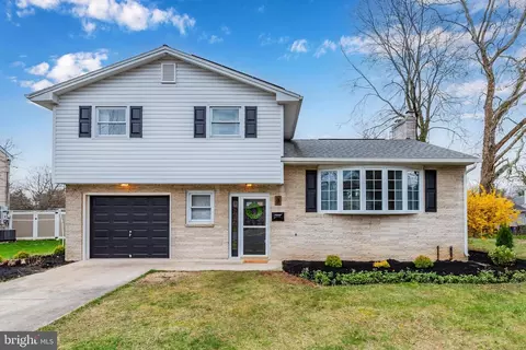 3 Boxwood Ln, Camp Hill, PA 17011