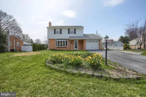 402 Kent Dr, Mechanicsburg, PA 17055