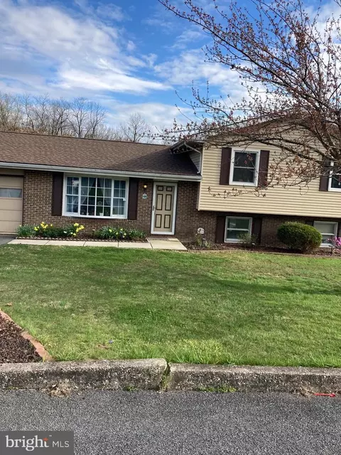 606 Lavina Dr, Mechanicsburg, PA 17055