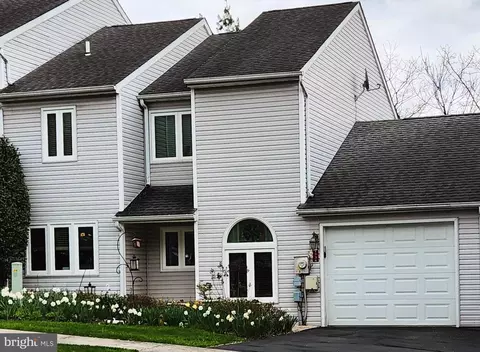 1736 Creek Vista Dr, New Cumberland, PA 17070
