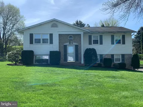 111 Sunset Dr, Mount Holly Springs, PA 17065