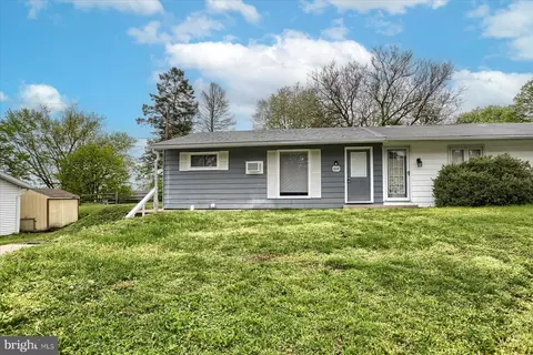 1819 Heishman Garden Dr, Carlisle, PA 17013
