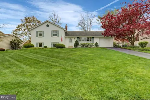 12 Manor Dr, Mechanicsburg, PA 17055