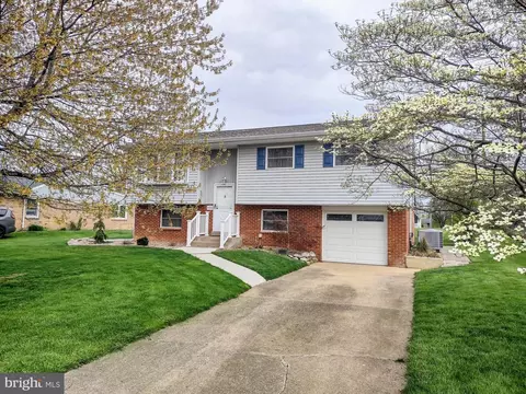 926 Emily Dr, Mechanicsburg, PA 17055