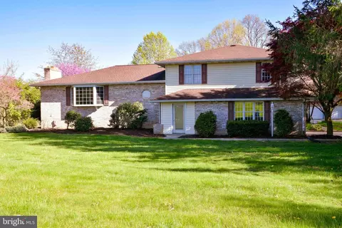 588 Park Dr, Boiling Springs, PA 17007
