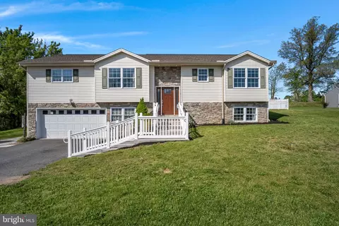 54 Sir William Dr, Newville, PA 17241