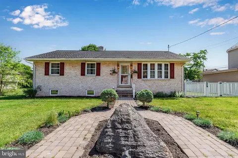 208 N Market St, Mechanicsburg, PA 17055