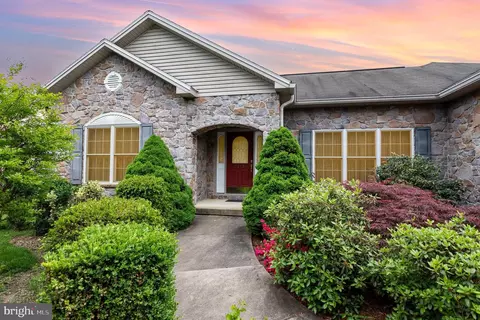 5815 Heatherwood Ct, Enola, PA 17025