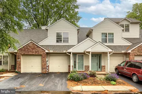 5220 Cobblestone Dr, Mechanicsburg, PA 17055