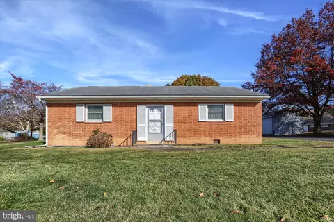 93 Longmeadow St, Mechanicsburg, PA 17055