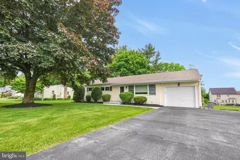 16 Longview Dr, Mechanicsburg, PA 17050