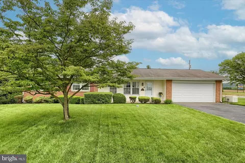101 Flamingo Dr, Mechanicsburg, PA 17055