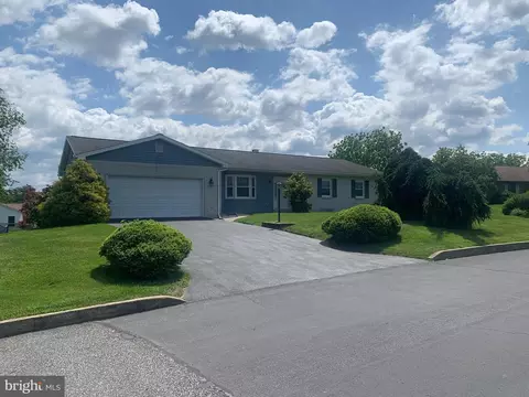 211 Lamplite Dr, Carlisle, PA 17013