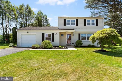 211 Linda Dr, Mechanicsburg, PA 17055