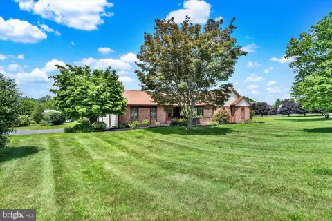 1820 Hunter Dr, Mechanicsburg, PA 17050