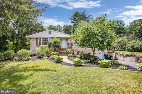 13 Stone Spring Ln, Camp Hill, PA 17011