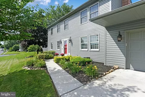 711 Carriage Ln, Mechanicsburg, PA 17050