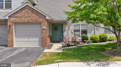 5204 Cobblestone Dr, Mechanicsburg, PA 17055
