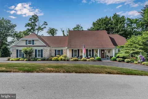 1 W Lawn Cir, Lemoyne, PA 17043