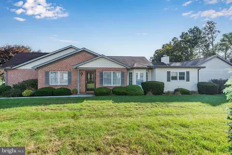 127 Strayer Dr, Carlisle, PA 17013
