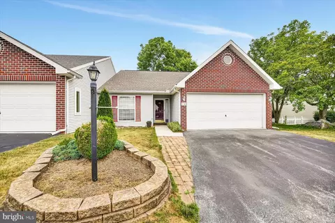 16 Tunbridge Ln, Carlisle, PA 17013