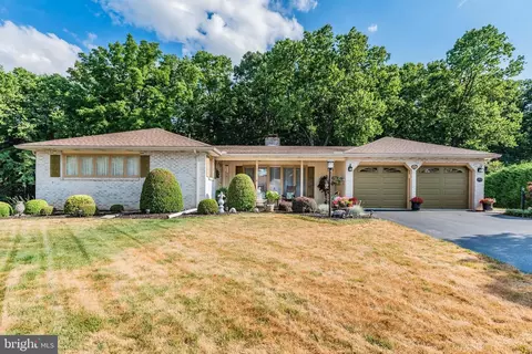 324 Acre Dr, Carlisle, PA 17013