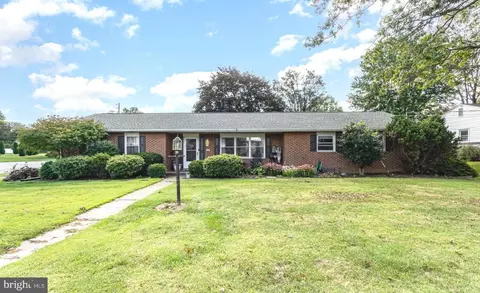 10 Hemlock Dr, Mechanicsburg, PA 17055
