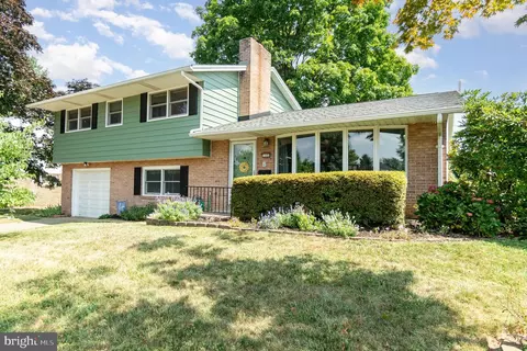 1205 Apple Dr, Mechanicsburg, PA 17055