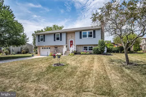 1886 Esther Dr, Carlisle, PA 17013