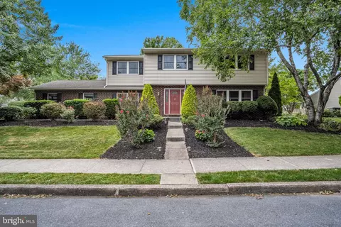 2116 Foxfire Dr, Mechanicsburg, PA 17055