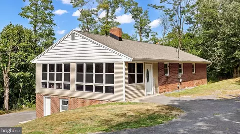 127 Valleyview Dr, Carlisle, PA 17013