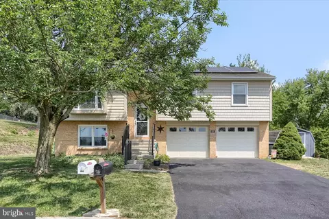800 Lancelot Ave, Mechanicsburg, PA 17055
