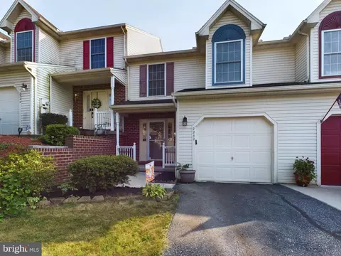 2242 Old Hollow Rd, Mechanicsburg, PA 17055