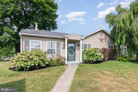 308 Longmeadow St, Mechanicsburg, PA 17055