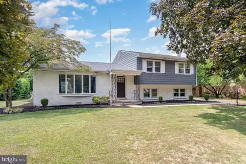 25 Oakwood Ave, Mechanicsburg, PA 17055