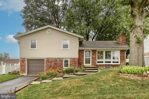 817 Yverdon Dr, Camp Hill, PA 17011