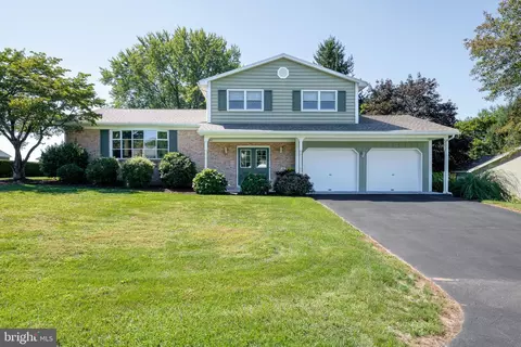 109 Flamingo Dr, Mechanicsburg, PA 17055