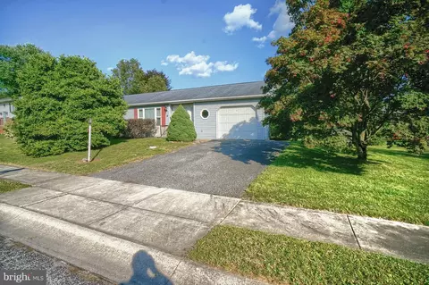 9 Raspberry Dr, Mechanicsburg, PA 17050
