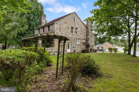 798 Valley Rd, Enola, PA 17025