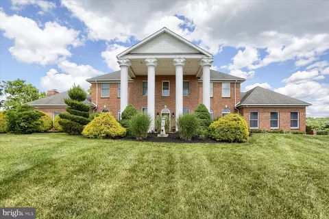 2810 Myrtle Dr, Mechanicsburg, PA 17055