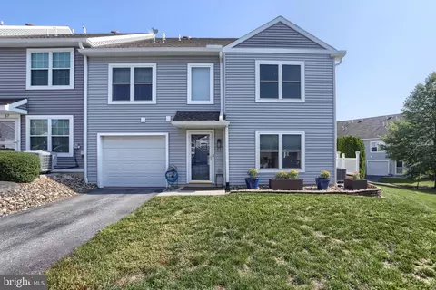 55 Courtyard Dr, Carlisle, PA 17013