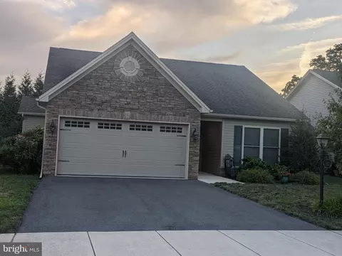 111 Thorncroft Dr, Mechanicsburg, PA 17050
