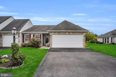 52 Longwood Dr, Mechanicsburg, PA 17050