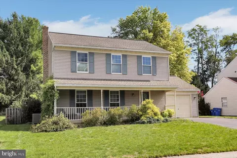 13 Honeysuckle Dr, Mechanicsburg, PA 17050
